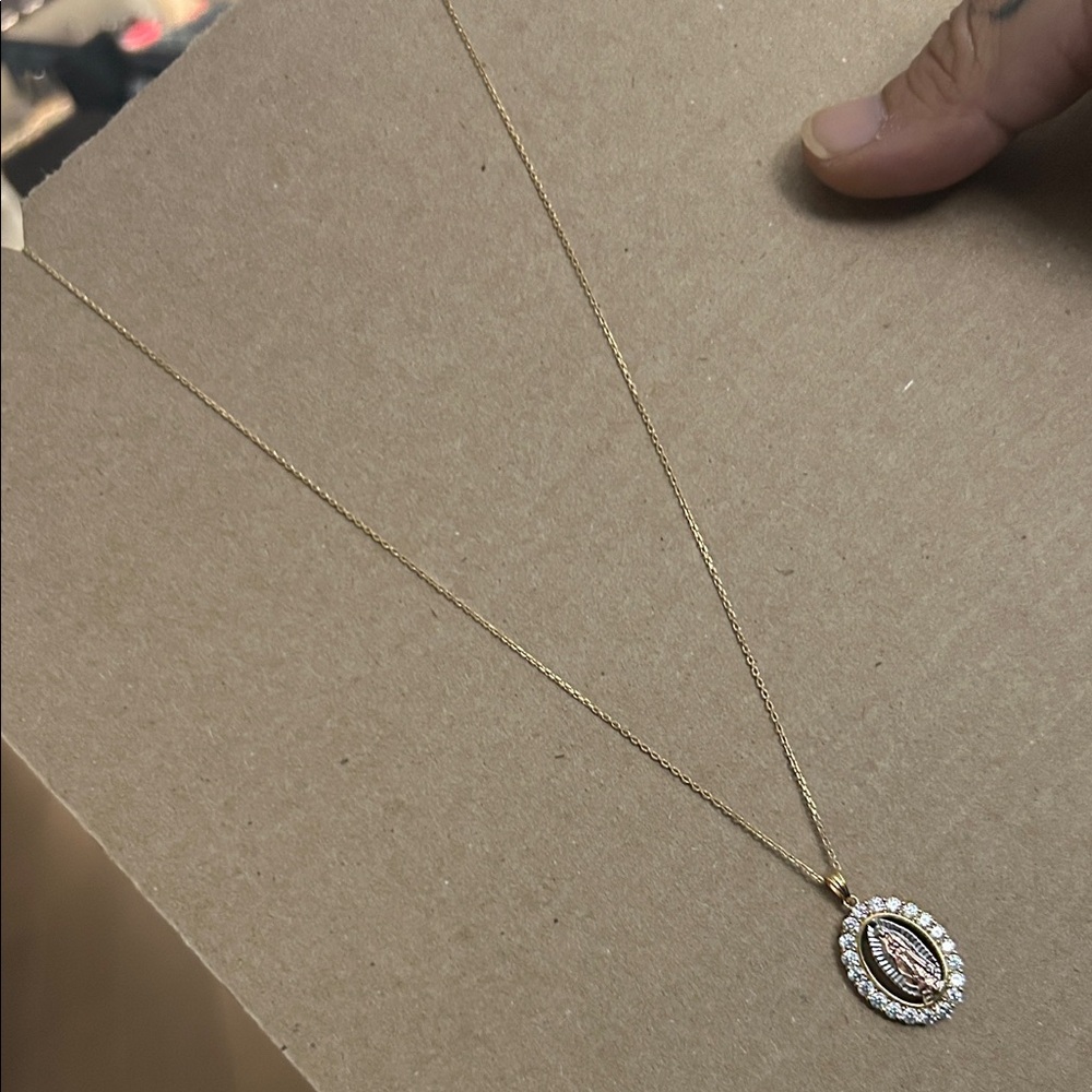 Elegant Gold Pendant Necklace